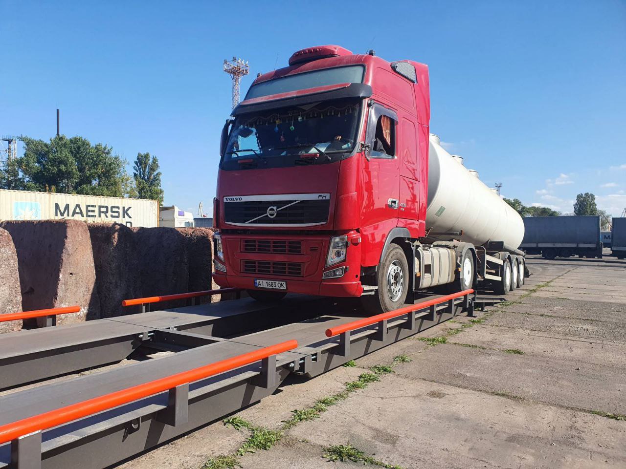 Червоний Volvo на металевій платформі автомобільних ваг